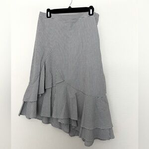 Asymmetric seersucker skirt with ruffles.